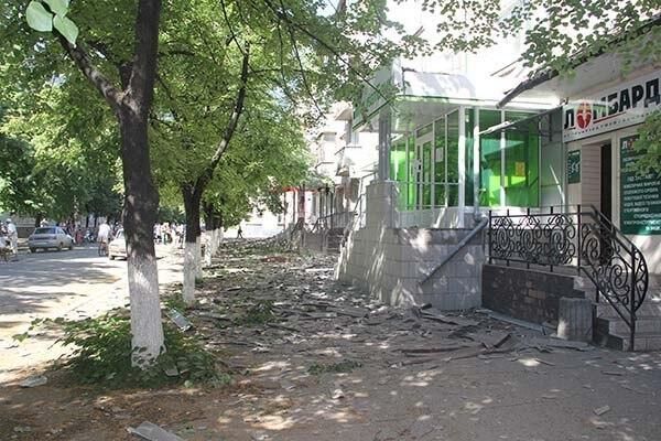 Следы ночных столкновений в центре Славянска.