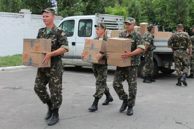 Николаевским десантникам передали 33 бронежилета. Фото: mil.gov.ua