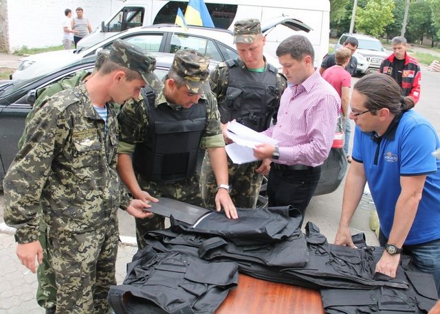 Николаевским десантникам передали 33 бронежилета. Фото: mil.gov.ua