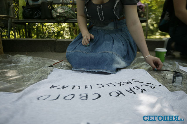 Девушки расписали футболки для Украинских военнослужащих которые находятся в зоне АТО | Фото: Богдан Россинский