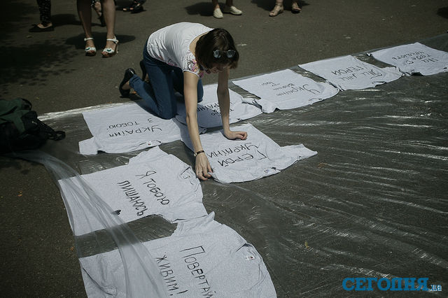 Девушки расписали футболки для Украинских военнослужащих которые находятся в зоне АТО | Фото: Богдан Россинский