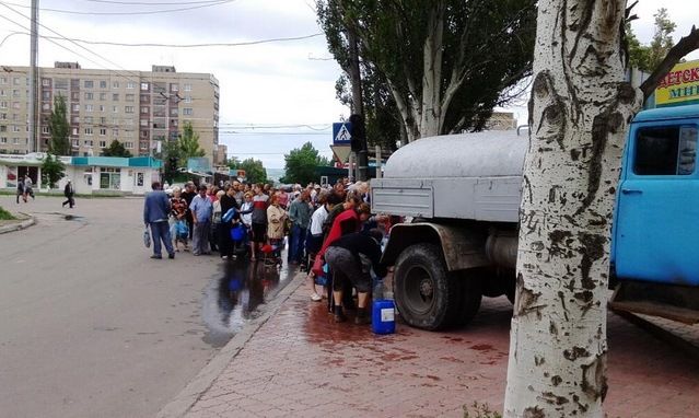 Жители Славянска часами стоят в очереди за водо, фото  Twitter Славянск Сегодня