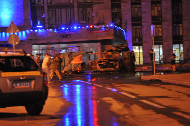 Возле ДонОГА взорвался припаркованный автомобиль "Ланос", автор фото А. Уманец