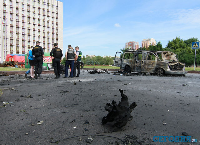 Возле Донецкой ОГА ликвидируют последствия взрывов. Фото: А. Беркан и С.Иванов