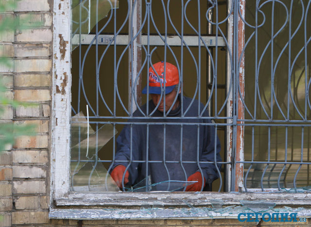 Возле Донецкой ОГА ликвидируют последствия взрывов. Фото: А. Беркан и С.Иванов