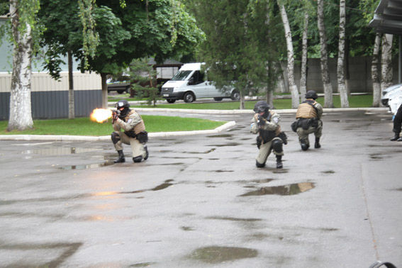 <p>Колишній "Беркут" продемонстрував свої навички. фото mvs.gov.ua</p>