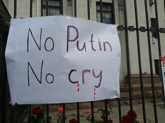 Активисты пикетируют посольство РФ Фото: В. Топоров, В.Кожевников