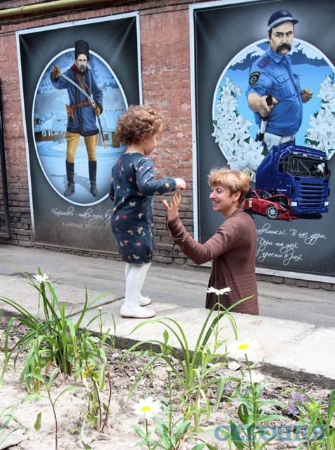 Плакати. Кобзар-даішник приваблює дітей і туристів | Фото: Григорій Салай