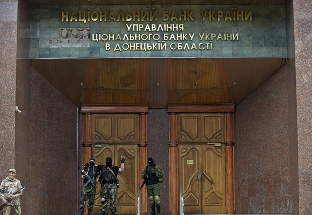 <p>Бойовики захопили будівлю НБУ. Фото: AFP</p>