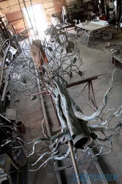 <p>У майстерні. Дерево Бажань поки не &laquo;посадили&raquo;: майстрам потрібно тільки його розфарбувати</p> | Фото: Григорій Салай