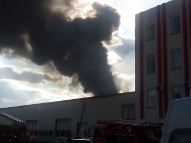 Во Львове горел бывший завод "Кока-колы": дым был виден с разных улиц города, фото УНН