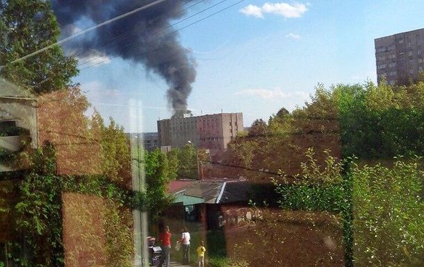 Во Львове горел бывший завод "Кока-колы": дым был виден с разных улиц города, фото Twitter