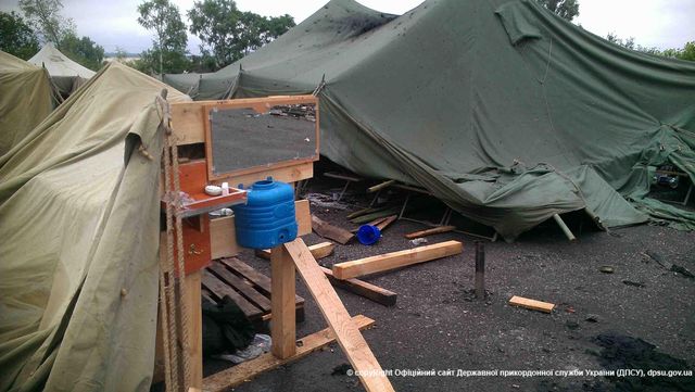 Лагерь военнослужащих и пограничников после минометного обстрела. Фото: dpsu.gov.ua