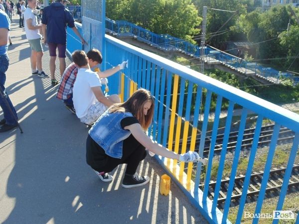 <p>Міст став синьо-жовтим. Фото: volynpost.com</p>
