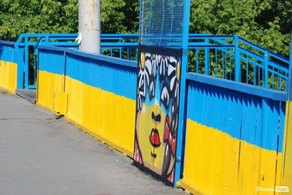 Мост стал сине-желтым. Фото: volynpost.com