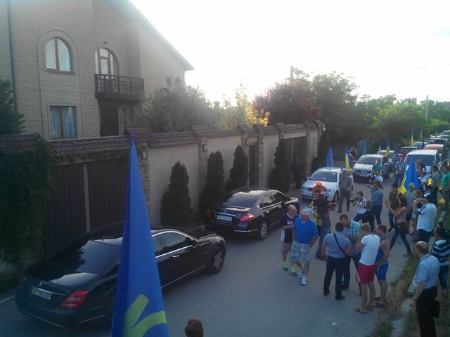 <p>Автомайдан біля будинку Онисима, фото facebook.com/vitaliy.umanets</p>