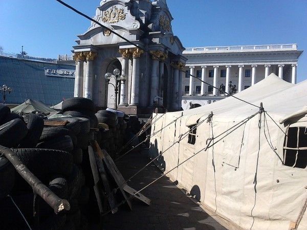 Палатки установили работники МЧС по приказу Киеврады. Фото: Взгляд