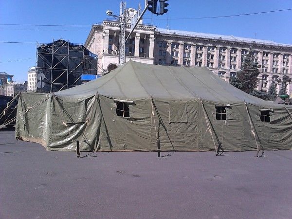 <p>Намети встановили працівники МНС за наказом Київради.&nbsp;Фото: Взгляд</p>