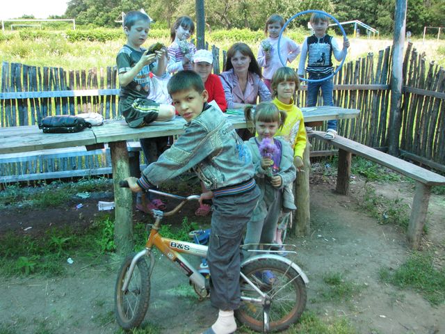 Розважаються. Дітям везуть велосипеди та самокати. Фото: М. Іванов