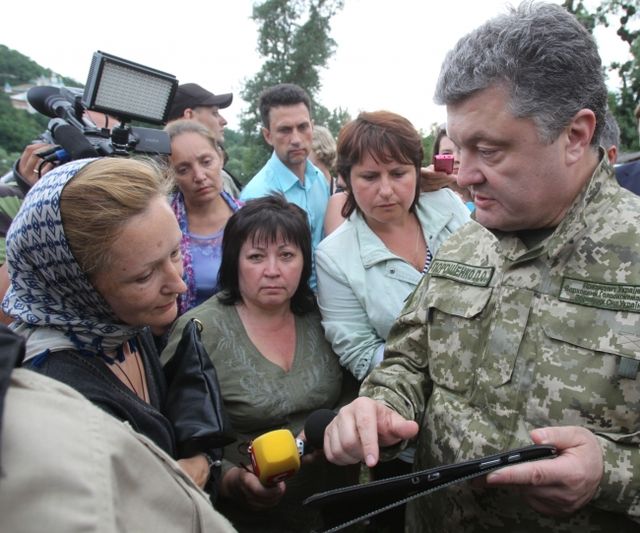 Петр Порошенко совершил первую рабочую поездку на Донбасс, фото president.gov.ua