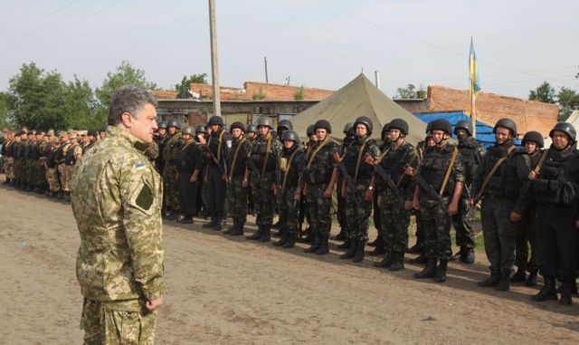 <p>Петро Порошенко здійснив першу робочу поїздку на Донбас, фото president.gov.ua</p>