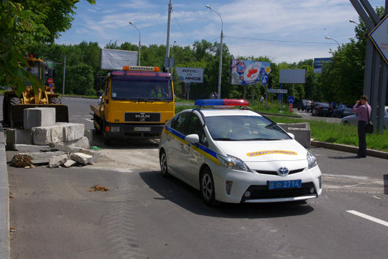 В Донецке эвакуируют авто. Фото: пресс-служба МВД