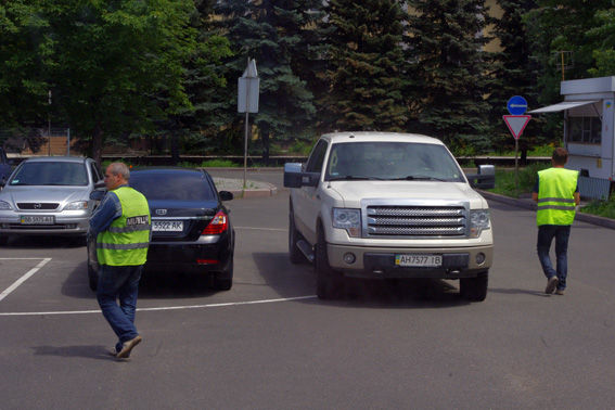 <p>У Донецьку евакуювали авто. Фото: прес-служба МВС&nbsp;</p>