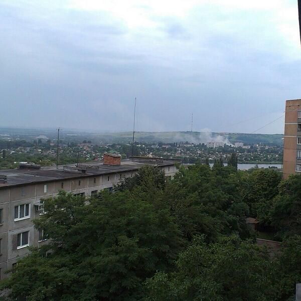 Славянск утром. Дым в районе ж/д вокзала. Фото: twitter.com/Sloviansk