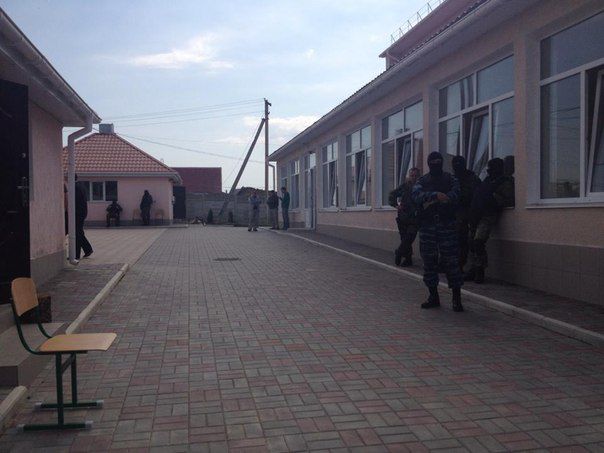 В Крыму захватили школу. Фото: ДУМК