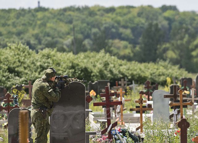 Донецк. Боевики самопровозглашенной "ДНР" готовы открыть огонь даже на кладбище. Фото AFP