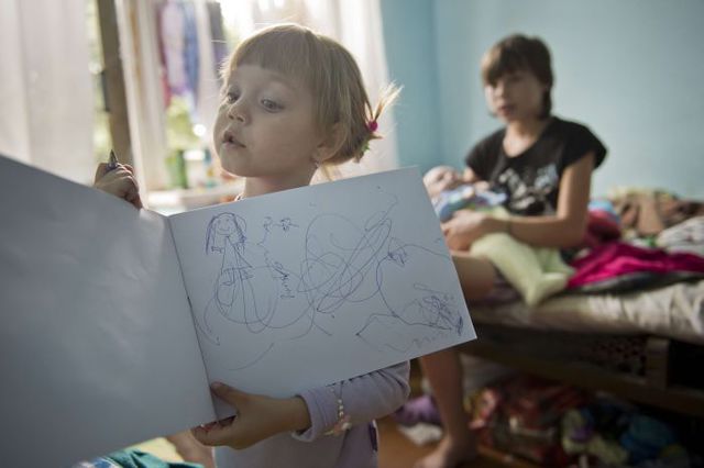 У місто Сніжне Донецької області бігли сім'ї з дітьми із захопленого бойовиками Слов'янська. Малюки живуть у будинку відпочинку для шахтарів. Фото AFP