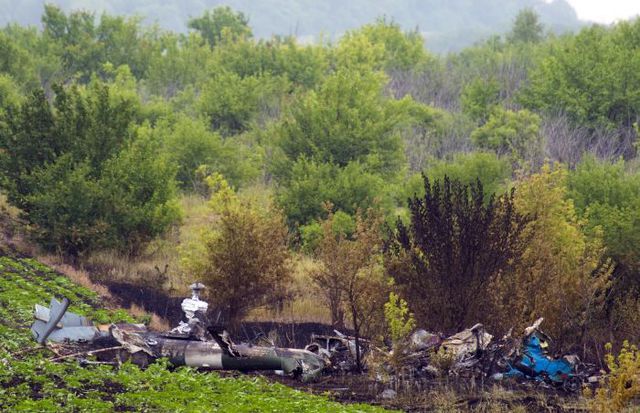 Після укладення домовленості про припинення вогню терористи збили український вертоліт Мі-8 під Слов'янськом. Під час катастрофи загинули всі 9 військовослужбовців, які були на борту. Фото AFP
