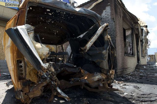 Захваченный террористами Славянск. В городе уничтожена часть домов, разбиты машины, нет воды. Фото AFP