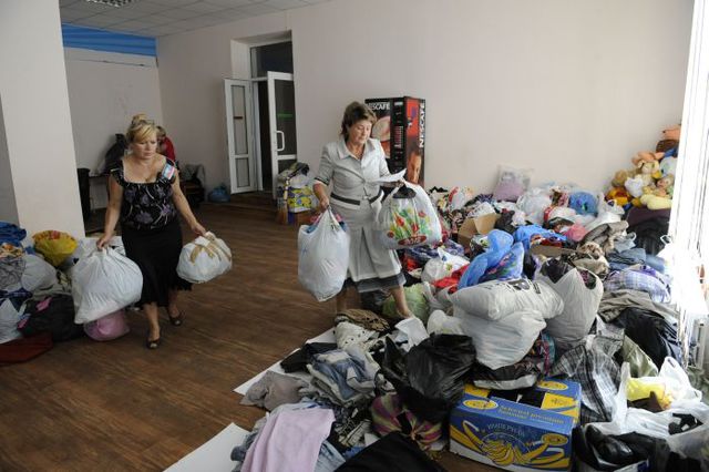 Українці збирають гуманітарну допомогу для жителів захоплених бойовиками міст. Фото AFP