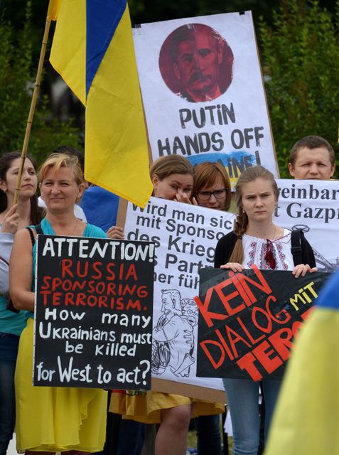 "Сколько украинцев должны быть убиты, прежде чем Запад начнет действовать?" С такими лозунгами вышли участники акции протеста в Австрии во время визита президента России Владимира Путина. Фото AFP