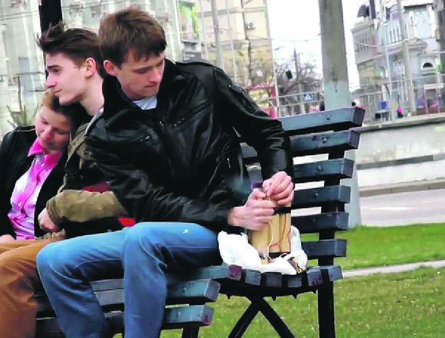 Харьковские студенты проводят социальные эксперименты. Скрин-шот: youtube.com