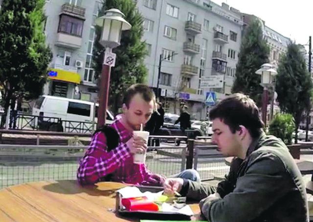 Харьковские студенты проводят социальные эксперименты. Скрин-шот: youtube.com