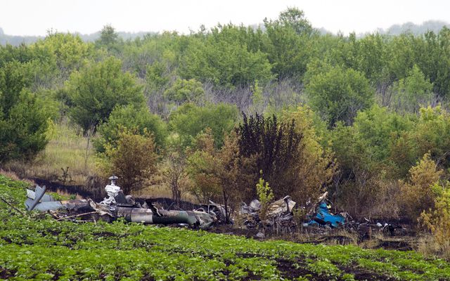 <p>Місце падіння вертольота Мі-8. Фото: AFP</p>