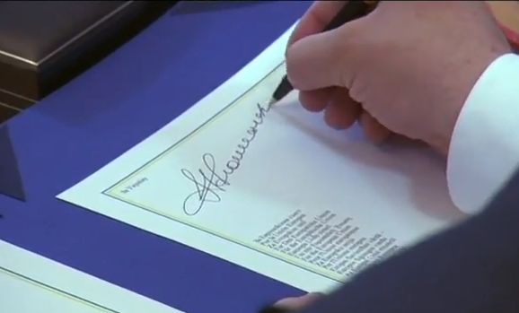 Исторический документ. Подпись Петра Порошенко под Соглашением об ассоциации, включая Зону свободной торговли