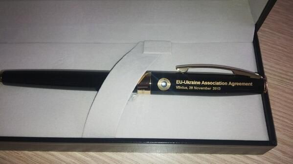 Порошенко поставил подпись ручкой, которую готовили для Януковича на саммите в Вильнюсе 29 ноября 2013 года
