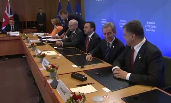 Вместе с Украиной Соглашения об ассоциации с ЕС сегодня заключили Грузия и Молдова. Рядом с Порошенко – премьер-министр Молдовы Юрие Лянкэ и премьер-министр Грузии Ираклий Гарибашвили.