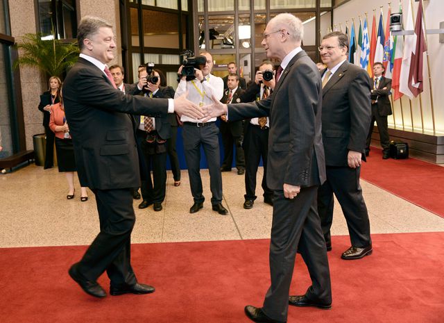 Перед подписанием. Порошенко на саммите ЕС встречали глава Еврокомиссии Жозе Мануэл Баррозу  и председатель Евросовета Херман ван Ромпей. Фото AFP