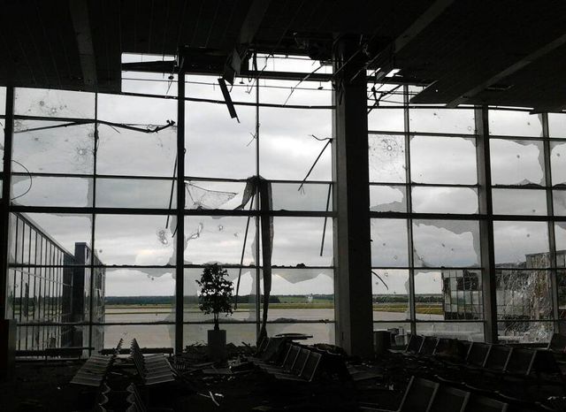 Разгромленный аэровокзал Донецка после боевых столкновений. Фото: facebook.com/gumeshko