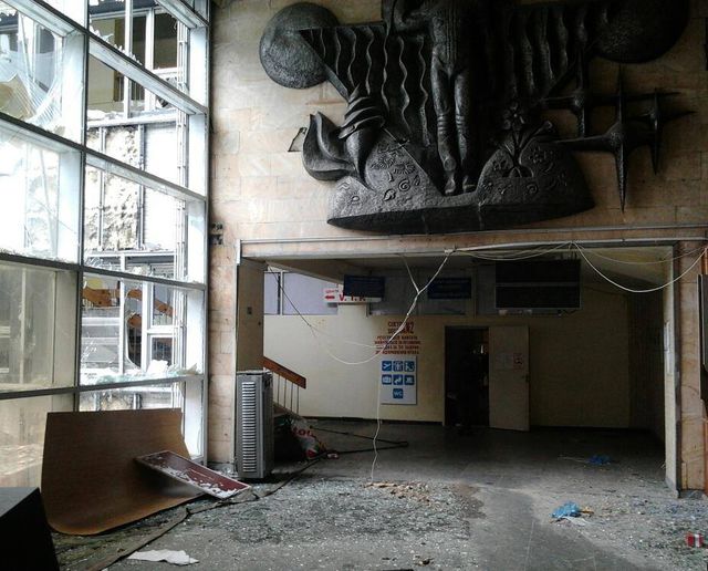 <p>Розгромлений аеровокзал Донецька після бойових зіткнень. Фото: facebook.com/gumeshko</p>