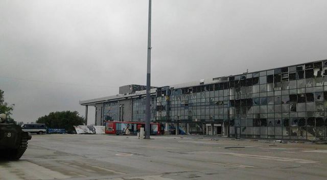 Разгромленный аэровокзал Донецка после боевых столкновений. Фото: facebook.com/gumeshko