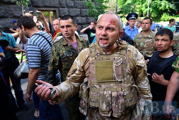 В Киеве под Радой дрались люди. Фото: Кузьма Джунь/LB.ua