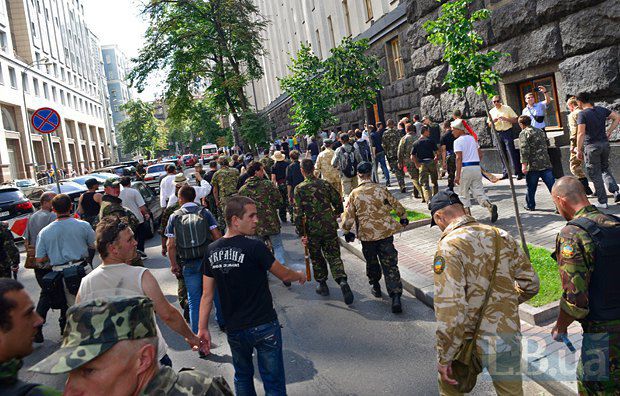 В Киеве под Радой дрались люди. Фото: Кузьма Джунь/LB.ua