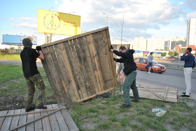На Позняках местные жители и фанаты ФК "Динамо" снесли забор новой стройки. Фото Валентина Вдовиченко