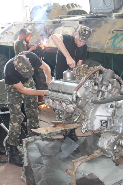 Ремонтники возвращают в строй поврежденную Бронетехнику. Фото: mil.gov.ua
