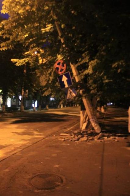 В Артемовске из двух БТРов обстреляли бывший штаб сепаратистов. Фото: Вечерний Бахмут